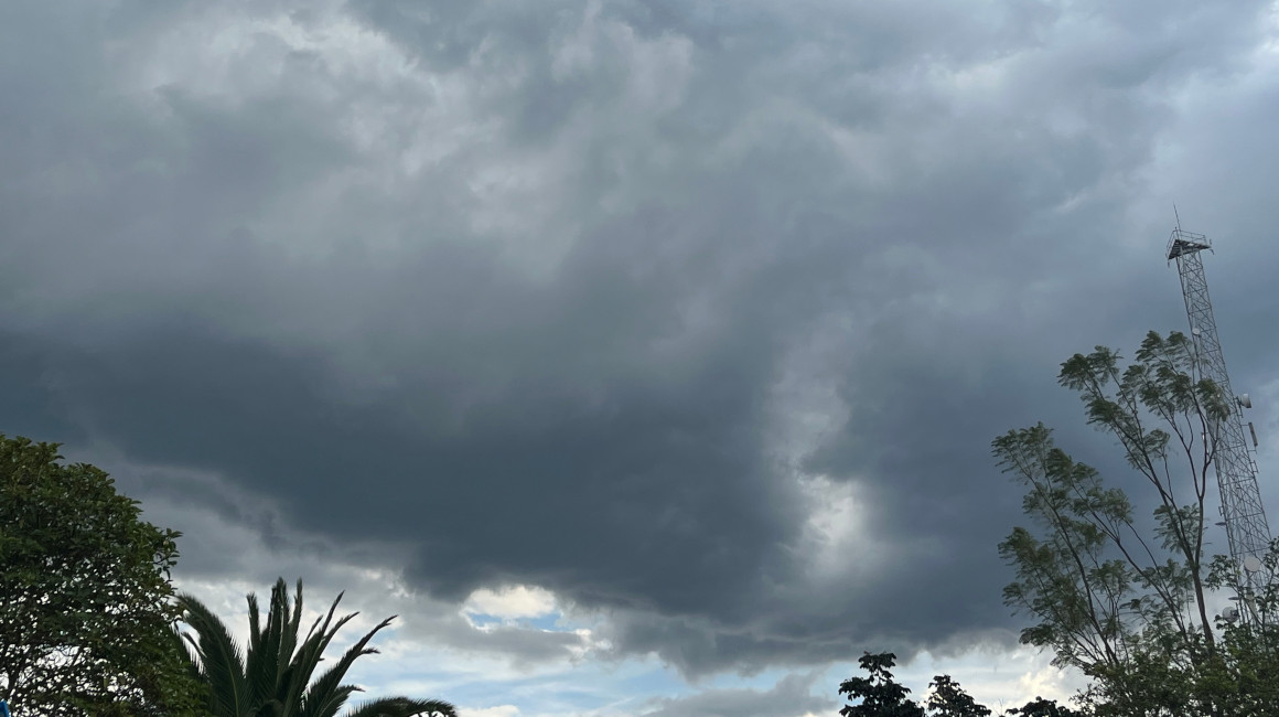 Cielo de Quito nublado, 18 de junio de 2024.