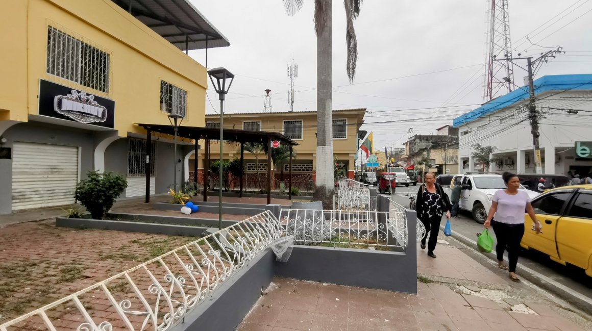 Exteriores del restaurante  Mik Huy en la cabecera cantonal de Samborondón, cuyo propietario fue asesinado el lunes 17 de junio de 2024, tras amenazas extorsivas. 