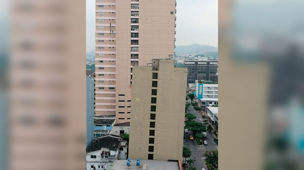 El inclinado edificio Fantasía será demolido en Guayaquil