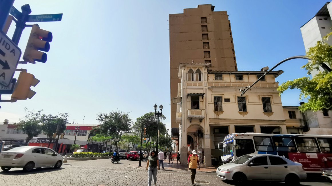 El edificio Fantasía, que sufre de hundimiento e inclinación, se ubica en la avenida 9 de Octubre y calles Esmeraldas, en el centro de Guayaquil.