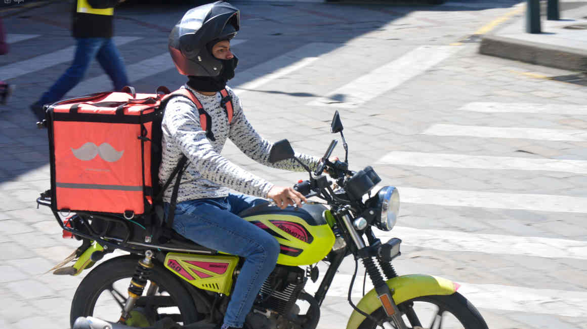 Imagen referencial de un conductor de entregas a domicilio en Cuenca, enero de 2023.