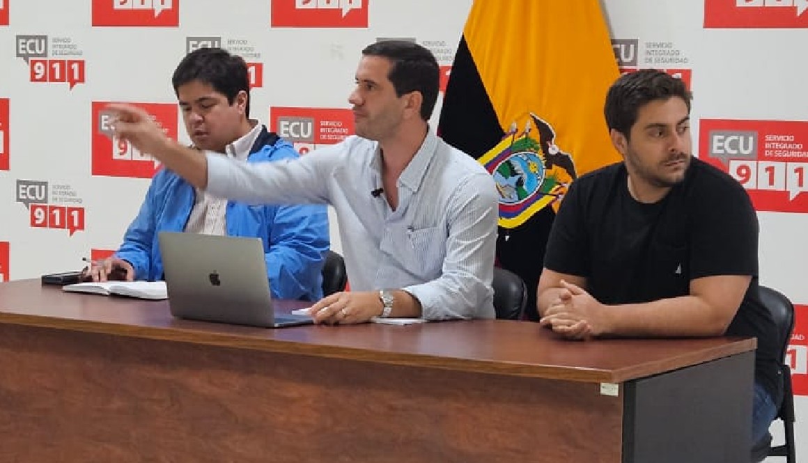 Roberto Luque (centro) explica las causas del apagón del 16 de junio de 2024.