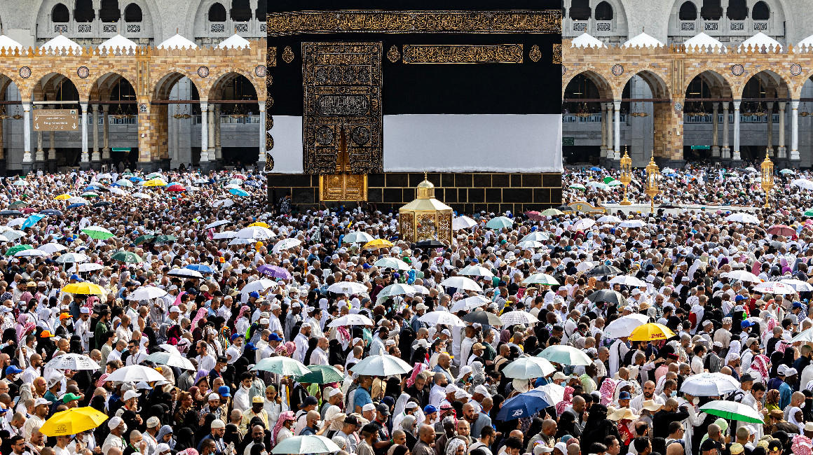 Los peregrinos musulmanes realizan la circunvalación de despedida o "tawaf", dando siete vueltas alrededor de la Kaaba, el santuario más sagrado del Islam, en la Gran Mezquita de la ciudad santa de La Meca el 18 de junio de 2024 al final de la peregrinación anual hajj.