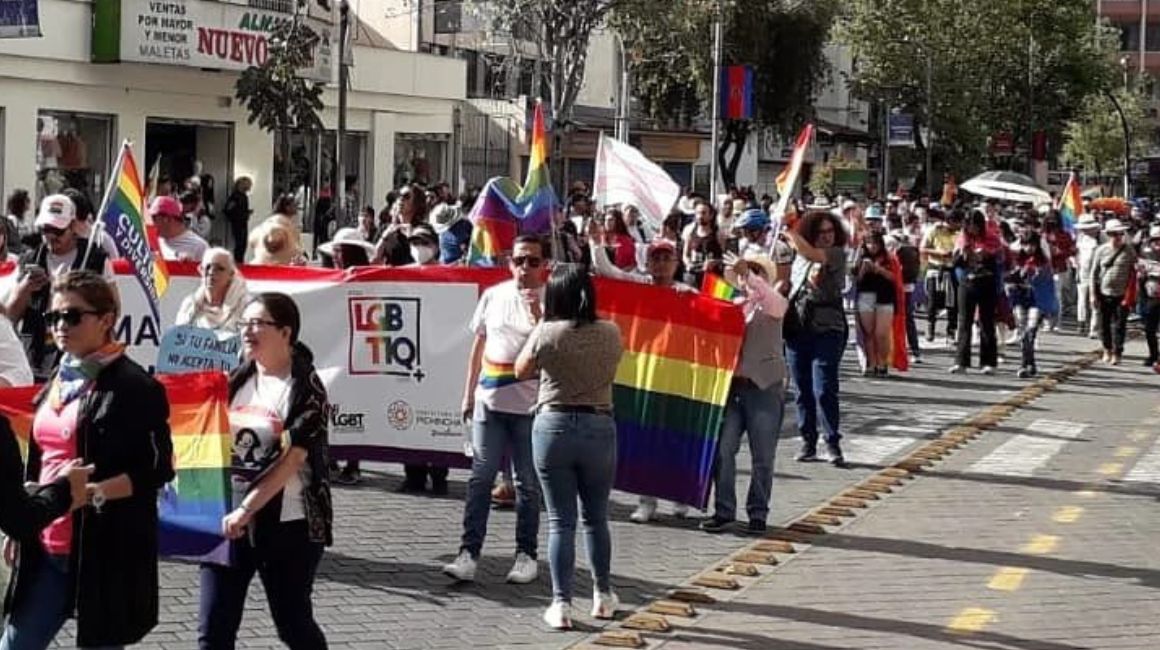 Asistentes a la Marcha del Orgullo Quito en 2023.