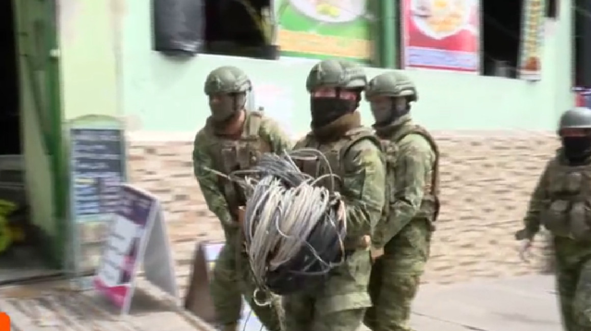 Militares retiran cables de fibra óptica de la cárcel 4 de Quito el 20 de junio de 2024.