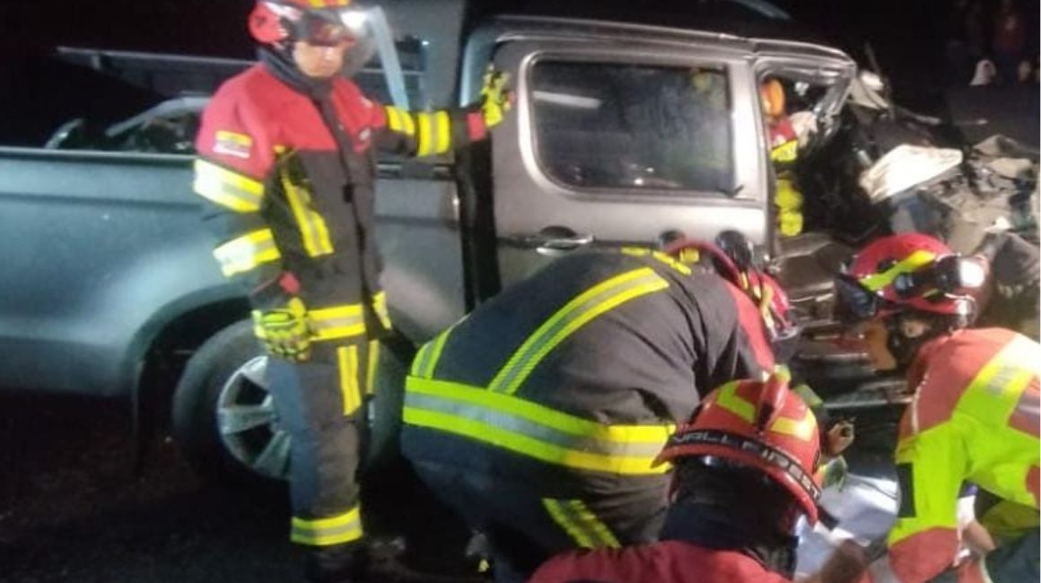 Personal del Cuerpo de Bomberos de Quito atiende un accidente de tránsito en tránsito en la Panamericana Norte, en Quito, el 21 de junio de 2024.