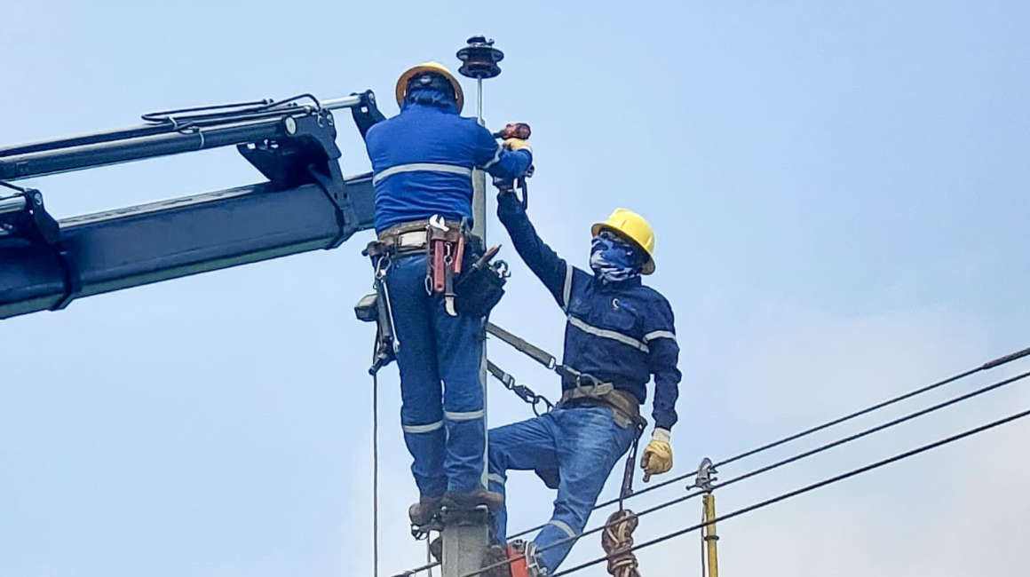 Técnicos de CNEL realizan trabajos en El Oro, 21 de mayo de 2024.