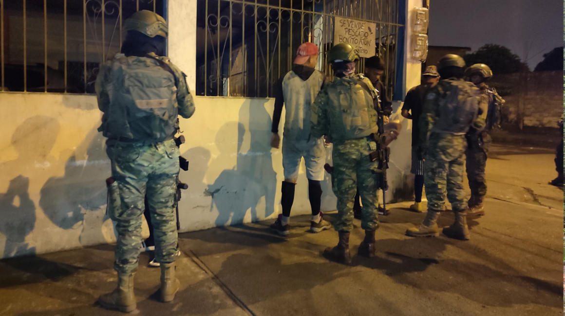 Militares revisan a jóvenes que estaban en una esquina de unos barrios de Quevedo, la madrugada del 20 de junio de 2024.