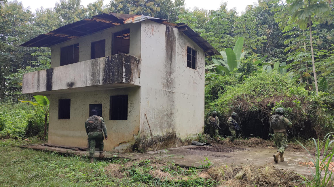 Comandos de las Fuerzas Especiales del Ejército hallan una casa abandonada al costado del Anillo Vial Quevedo, en Los Ríos, el 19 de junio de 2024.