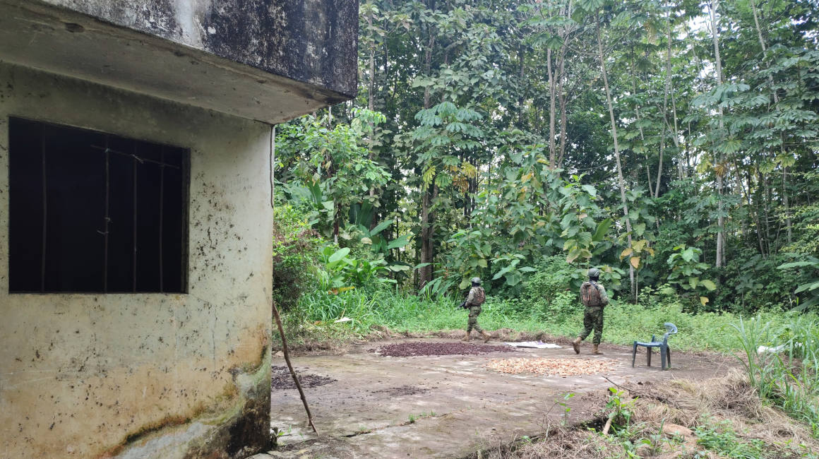 Comandos de las Fuerzas Especiales del Ejército hallan una casa abandonada al costado del Anillo Vial Quevedo, en Los Ríos, el 19 de junio de 2024.