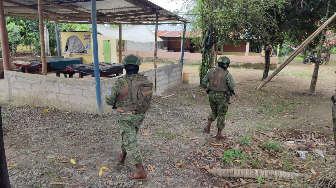Patrulla militar revisa las instalaciones de un billar, en el sector de San Fernando, entre Quevedo y Mocache, en Los Ríos, el 19 de junio de 2024.