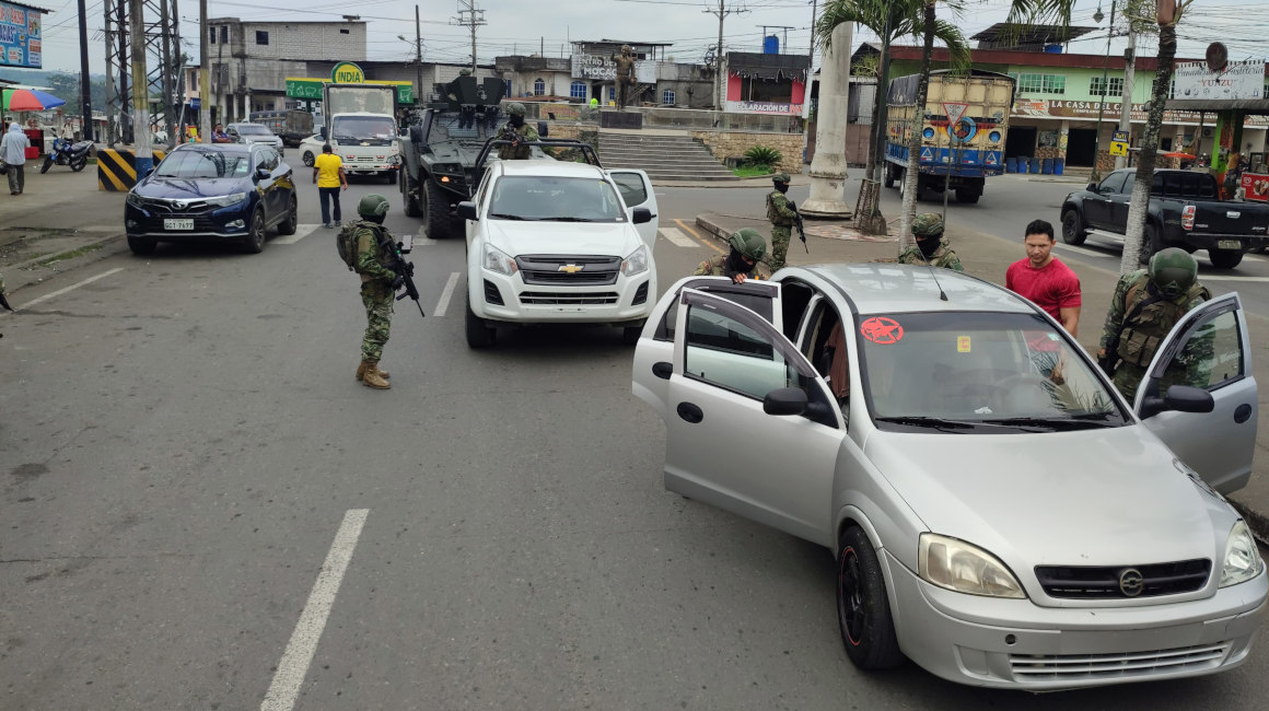 Militares revisan vehículos en la calle principal de Mocache, cantón de Los Ríos, el 19 de junio de 2024.