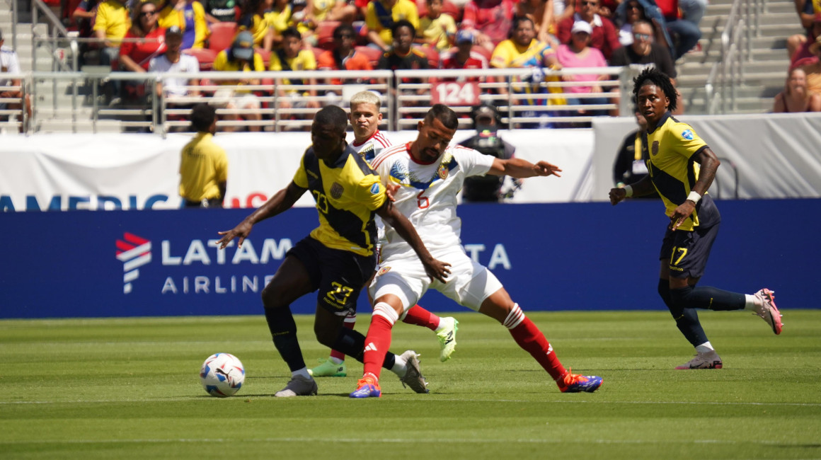 Jugadores de Ecuador y Venezuela en el partido por Copa América, 22 de junio 2024.