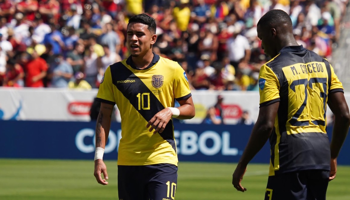 Los jugadores Kendry Páez y Moisés Caicedo, en el partido de Ecuador del 22 de junio de 2024.
