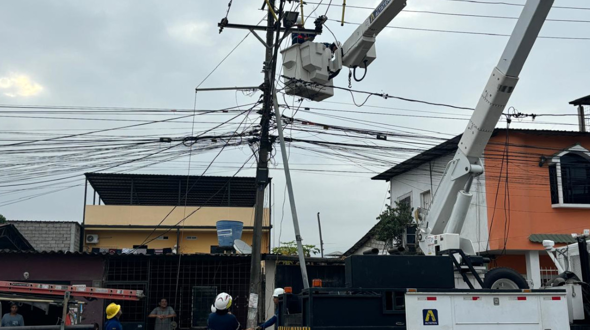 Trabajadores de CNEL restituyen el servicio eléctrico, en el sector norte del cantón Durán, en Guayas, el 17 de junio de 2024. Imagen referencial.
