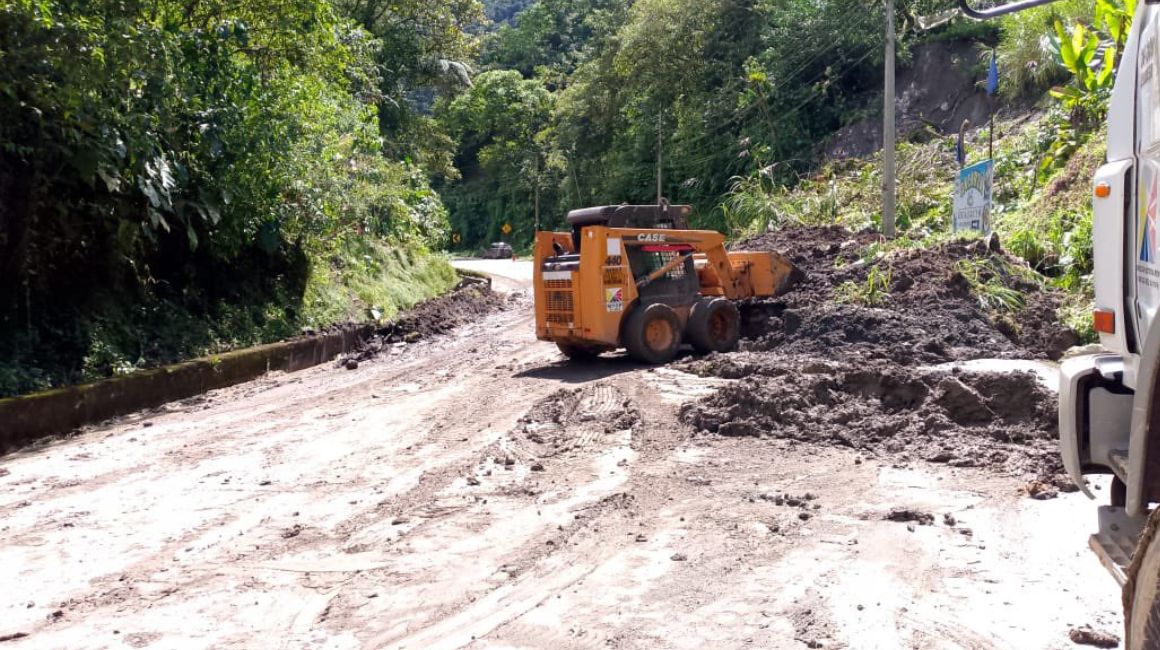 Maquinaria trabaja en la limpieza de la vía Baños-Puyo, el 23 de junio de 2024.