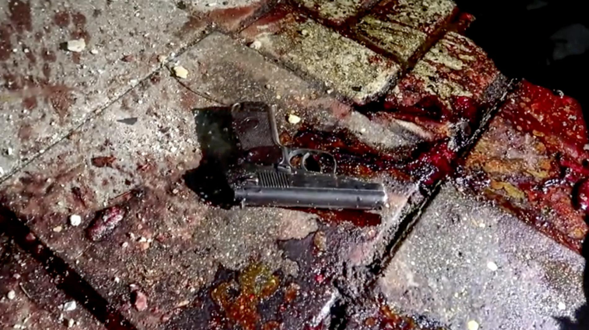 Captura de un video difundido por el Comité Nacional Antiterrorismo de Rusia que muestra un arma en la calle durante operativos contraterroristas en Majchakalá, el 24 de junio de 2024.