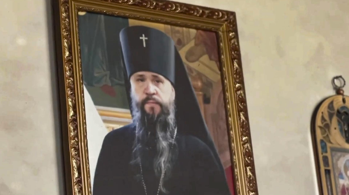 Retrato del sacerdote ortodoxo Nikolay Kotelnikov, que fue asesinado durante un ataque terrorista el 23 de junio de 2024.