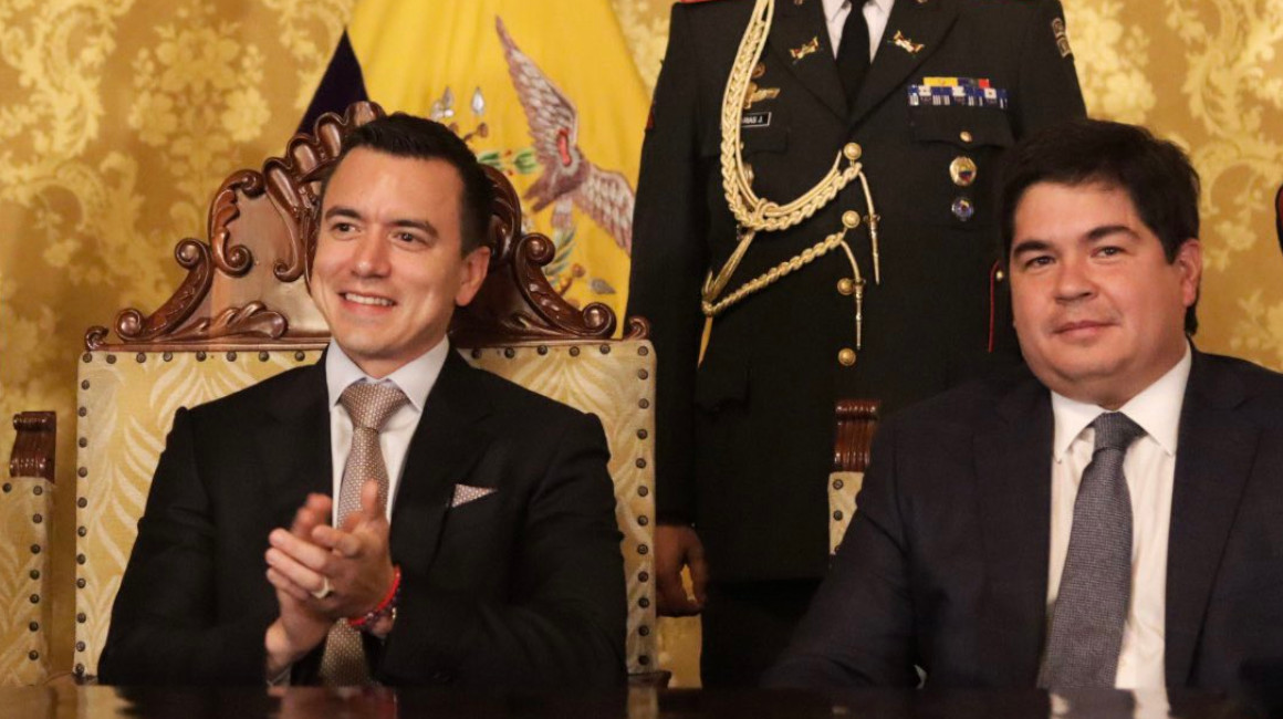 El secretario de la Admministración Pública, Arturo Félix Wong, cuando fue posesionado, junto al presidente Daniel Noboa, Quito, 23 de noviembre de 2023.