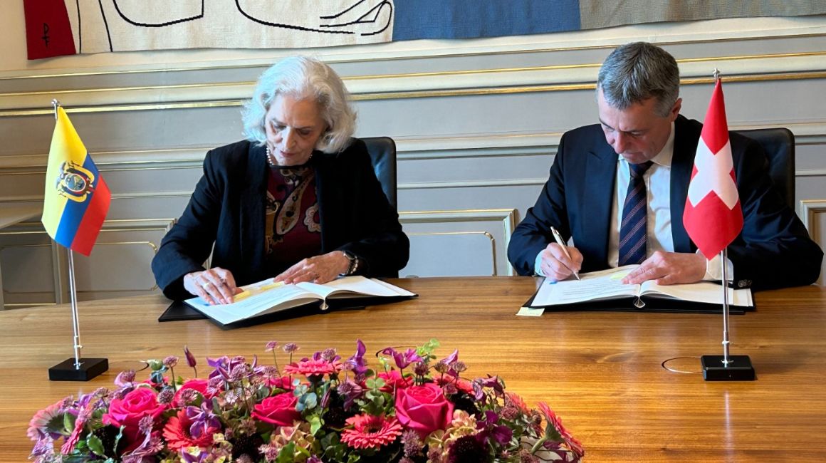 La embajadora de Ecuador en Berna, Verónica Bustamante, y el ministro de Asuntos Exteriores de Suiza, Ignacio Cassis, firman el acuerdo el 24 de junio de 2024.