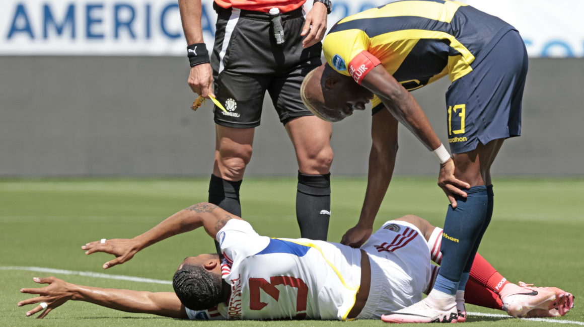 Enner Valencia, después de meterle un patazo a Andrés Martínez, en el partido entre Ecuador y Venezuela, por la Copa América, el 24 de junio de 2024.