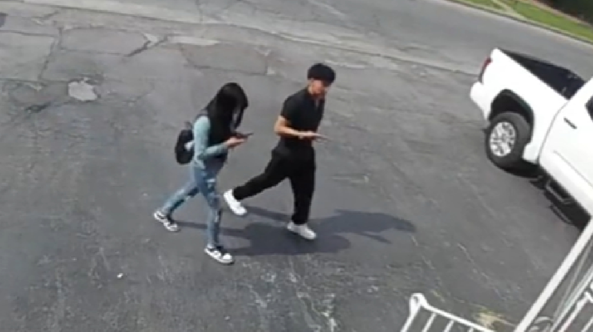 Captura de video en el que se visualiza a Joselyn Toaquiza acompañada de un joven antes de entrar a un Airbnb, presuntamente el 18 de junio de 2024.
