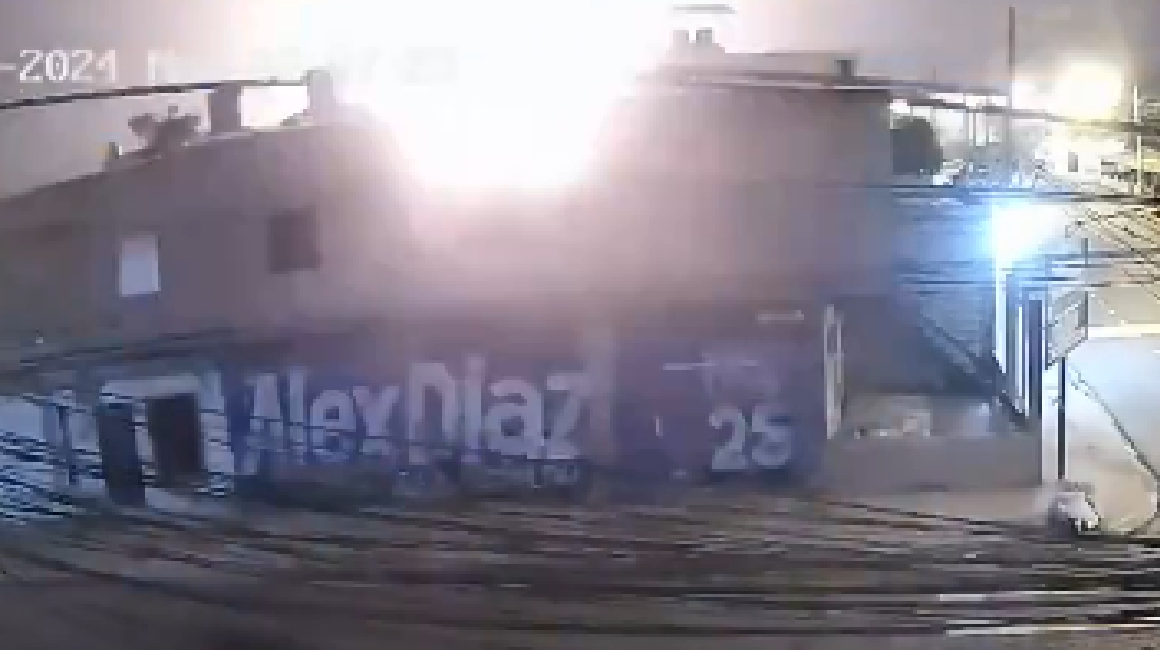 Fotograma que muestra la explosión ocasionada por un dron en la madrugada del 24 de junio de 2024, en Puerto Bolívar, Machala.