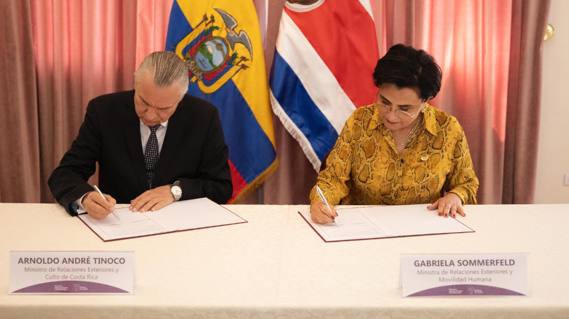 El canciller de Costa Rica, Arnoldo André Tinoco, y la canciller de Ecuador, Gabriela Sommerfeld, firman un memorándum de entendimiento sobre la lucha contra la trata de personas, el 24 de junio de 2024, en Quito. 