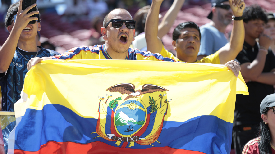 Hinchas alientan a la selección de Ecuador en el partido ante Venezuela, por la Copa América, el 22 de junio de 2024.