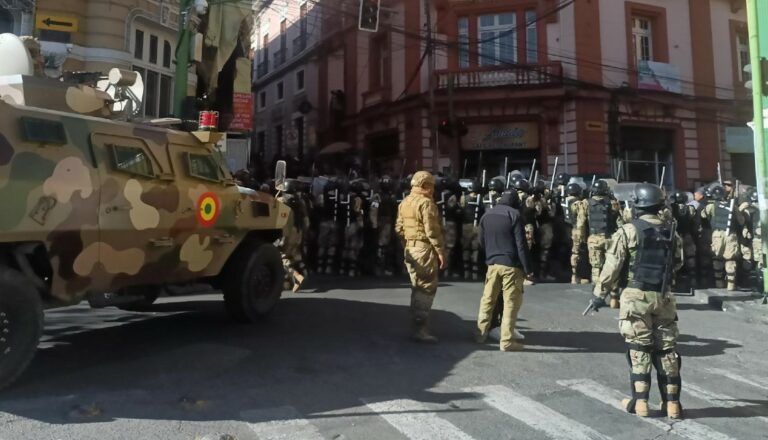 Tensión en Bolivia: el comandante general del Ejército entra al Palacio de Gobierno