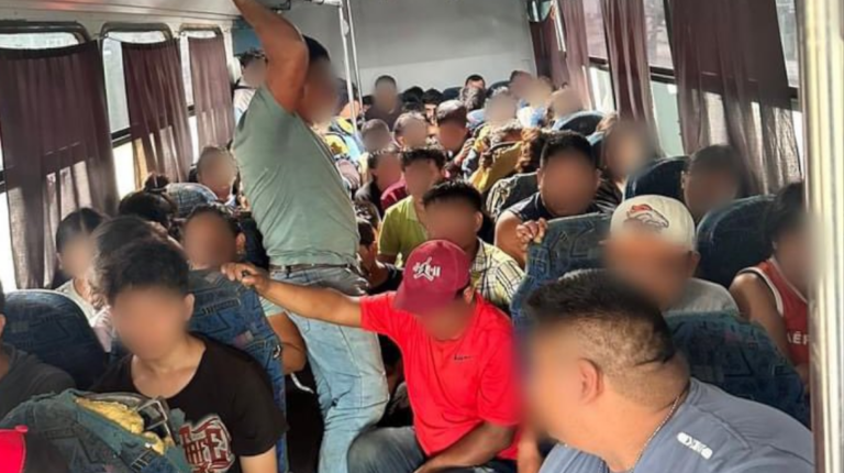 Migrantes de Ecuador que iban en un bus en situación de riesgo son rescatados en México