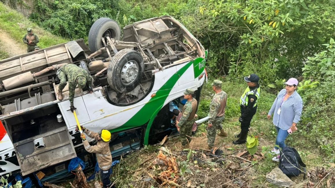 Militares ayudan en el rescate de pasajeros de un bus que se accidentó en Pasaje el 27 de junio de 2024.