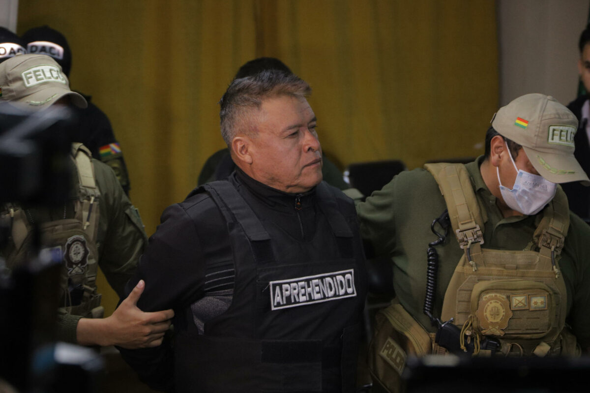 El excomandante del Ejército de Bolivia, Juan José Zúñiga, escoltado tras ser detenido por ser parte de una toma militar de la sede del Gobierno de Bolivia, el 26 de junio de 2024.