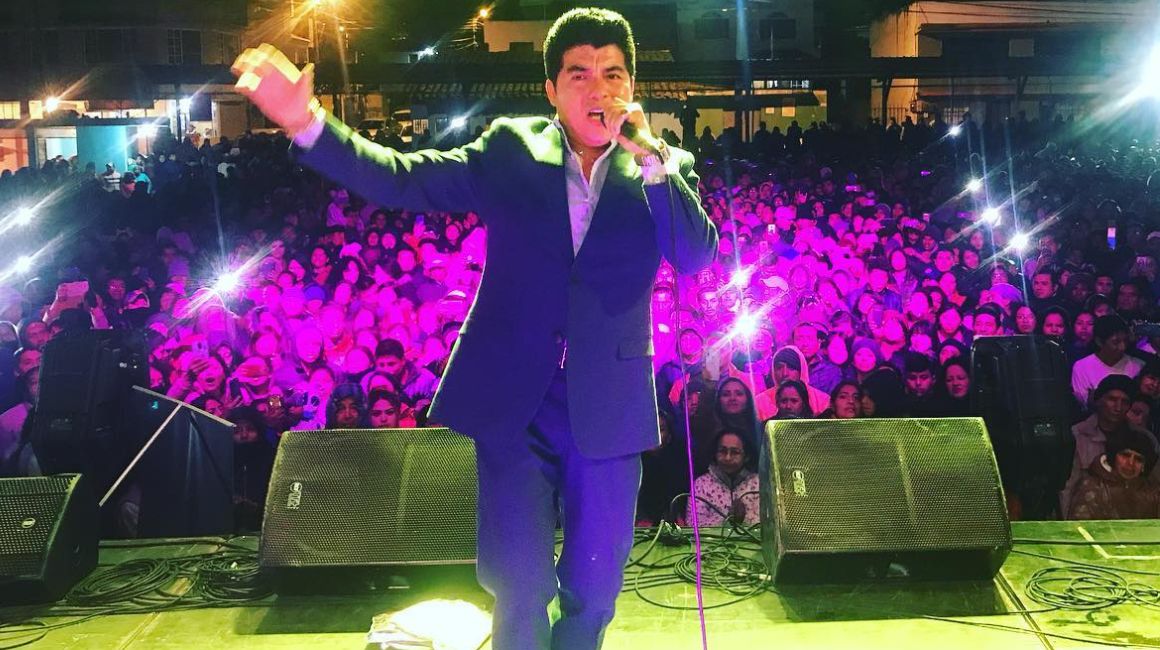 El artista ecuatoriano Gerardo Morán durante un concierto.