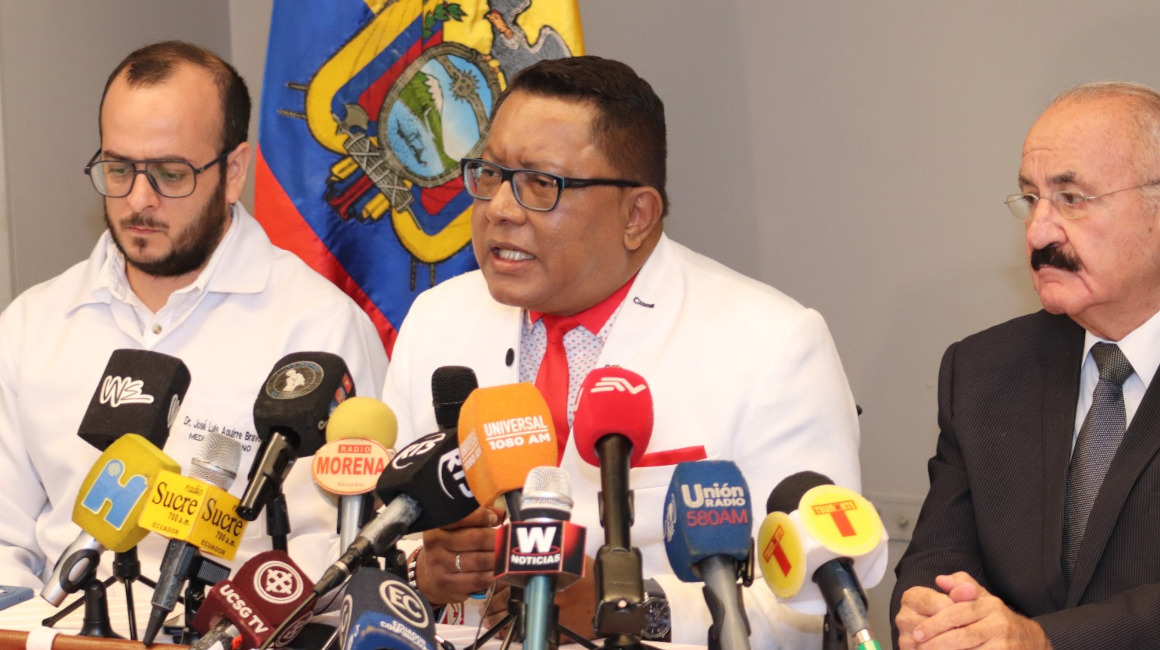 Wilson Tenorio (centro), presidente de la Federación Médica Ecuatoriana, en una rueda de prensa, el 23 de mayo de 2024.