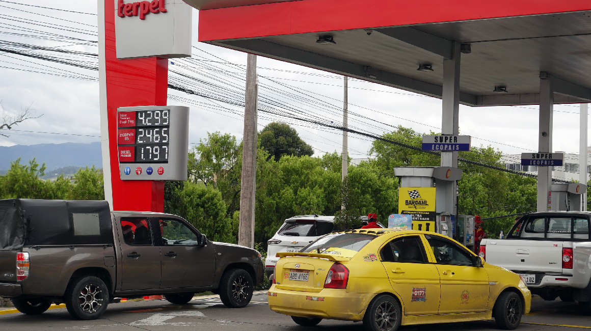 Vehículos se aglomeran en una gasolinera de Cuenca, el 27 de junio de 2024, en víspera del alza del precio del combustible.