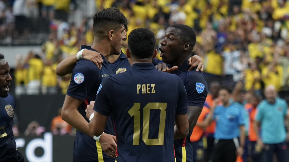 Piero Hincapié, Moisés Caicedo y Kendry Paéz celebran uno de los goles ante Jamaica, el 26 de junio de 2024.