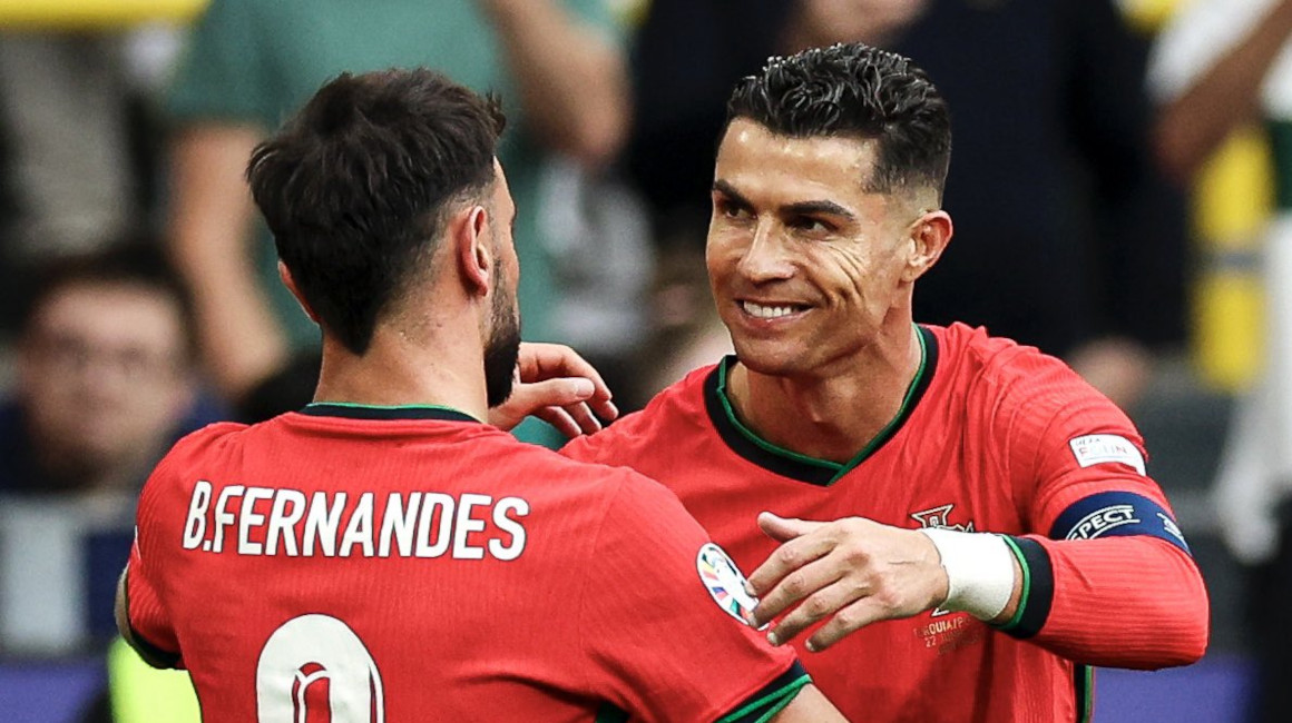 Bruno Fernandes y Cristiano Ronaldo celebran un gol de Portugal, el 23 de junio de 2024.