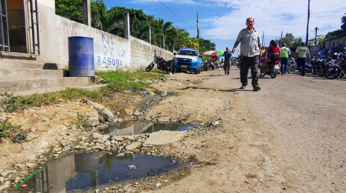 Aguas servidas estancadas en una calle de Ciudad de Dios, al noroeste de Guayaquil, un sector carente de obra de saneamiento y de agua potable.