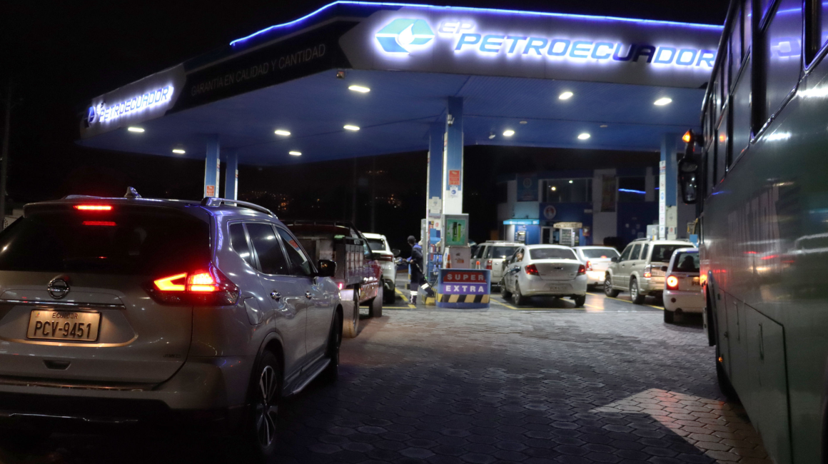 Filas de vehículos en una gasolinera de Quito la noche de este 28 de junio de 2024, a pocas horas del incremento de precios de la Extra y Ecopaís.