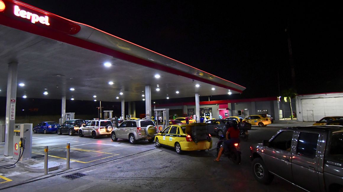 Vehículos hacen fila en una gasolinera de Manta, la noche del 27 de junio, previo al alza del precio.