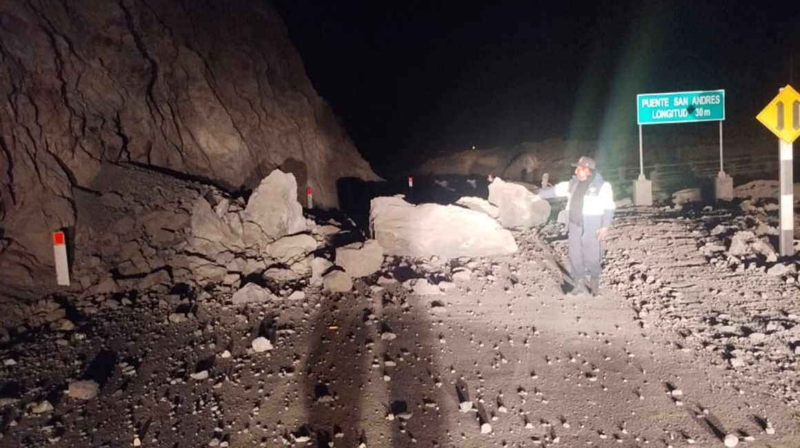 Un hombre señala a rocas que cayeron en una vía resultado del sismo de magnitud 7 registrado en la provincia peruana de Caraveli, el 28 de junio de 2024.