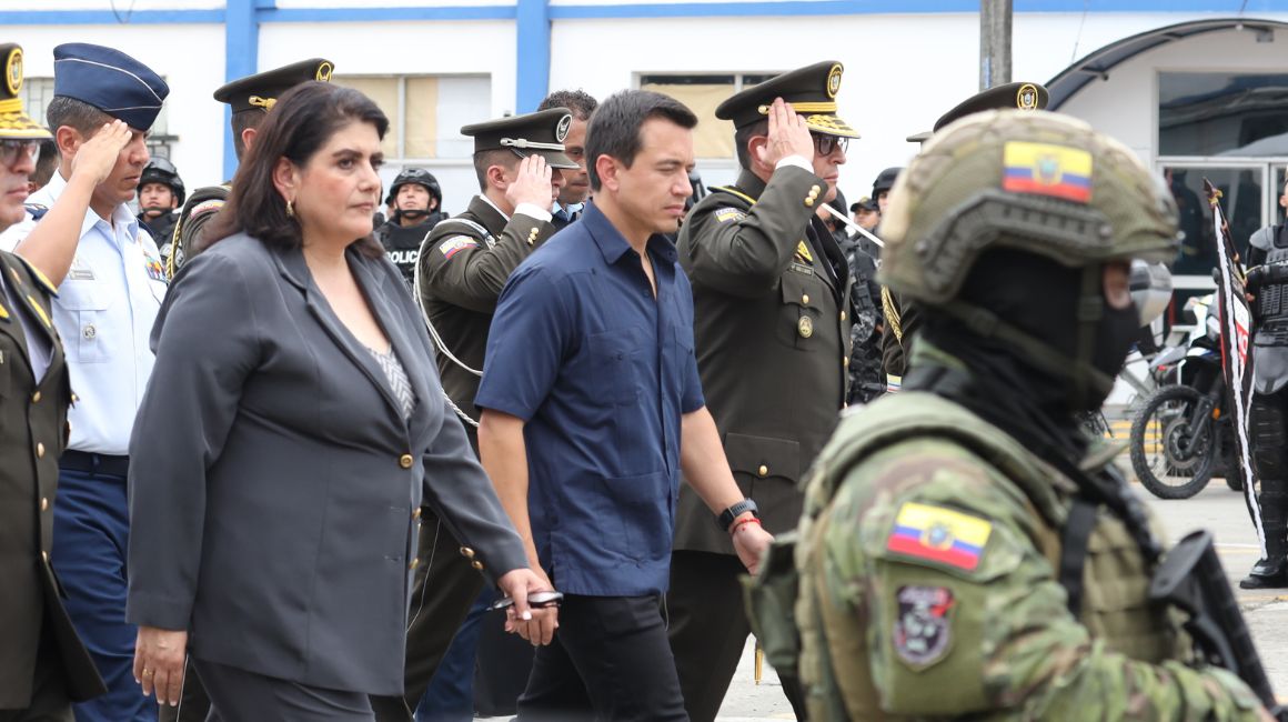 El presidente Daniel Noboa camina junto a la ministra del Interior, Mónica Palencia, en los patios del Cuartel Modelo de Guayaquil, el 8 de mayo de 2024.