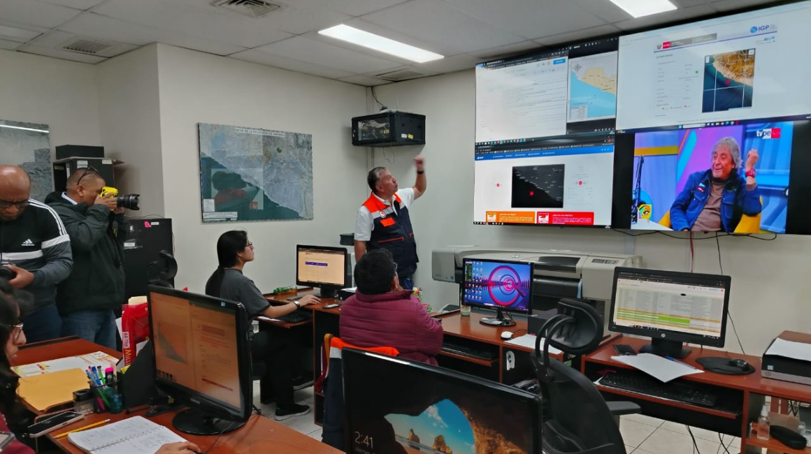 Central de emergencia peruana monitoreando el sismo de magnitud 7 registrado en la madrugada del 28 de junio de 2024 en Perú.