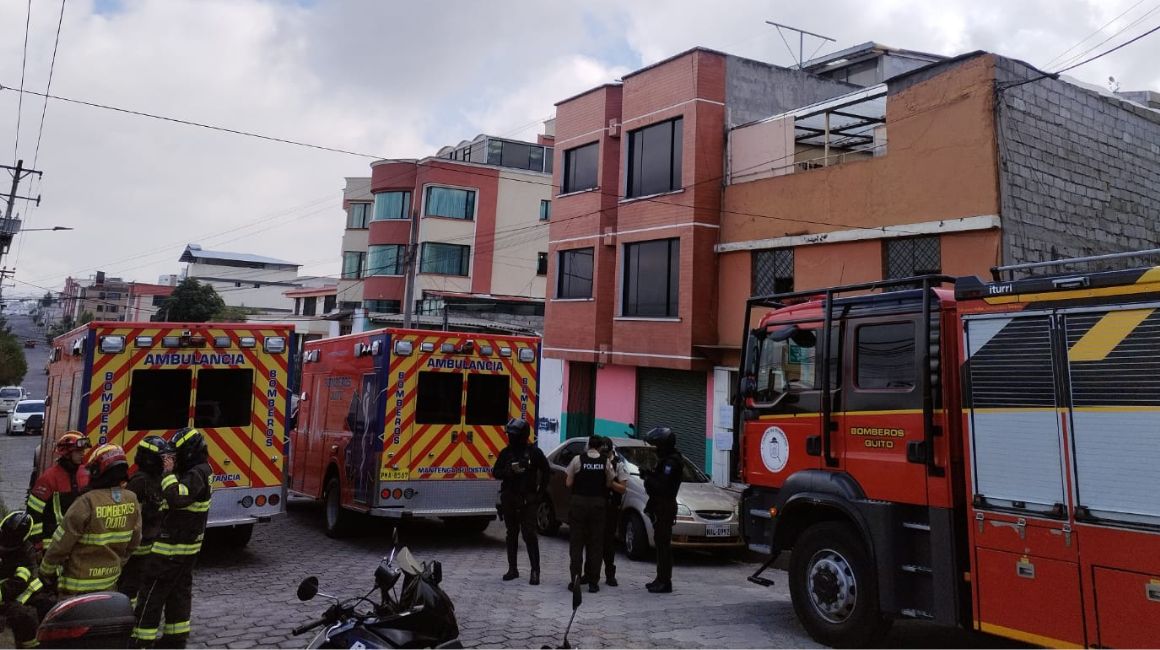 Personal y ambulancias del Cuerpo de Bomberos de Quito en los exteriores de una vivienda en Monteserrín, el 28 de junio de 2024.