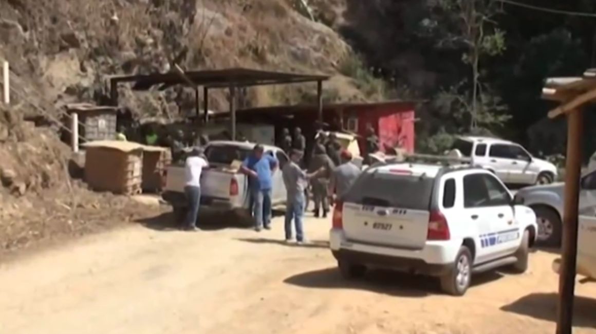 Imagen referencial. Vehículos de la Policía en una zona minera de Ponce Enríquez.