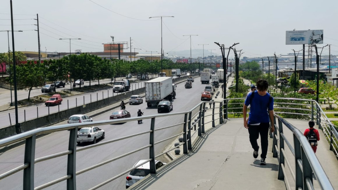 La vía Perimetral, a la altura de un centro comercial, en el noroeste de Guayaquil, es uno de los puntos críticos de fatalidad vial. En las noches, debido a la inseguridad, se reduce el uso de puentes peatonales.