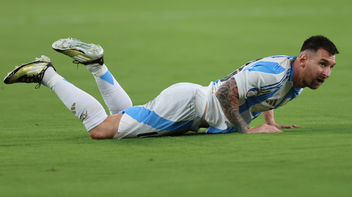 Lionel Messi cae al terreno de juego durante el primer tiempo del partido entre Argentina y Chile,, el 25 de junio de 2024.