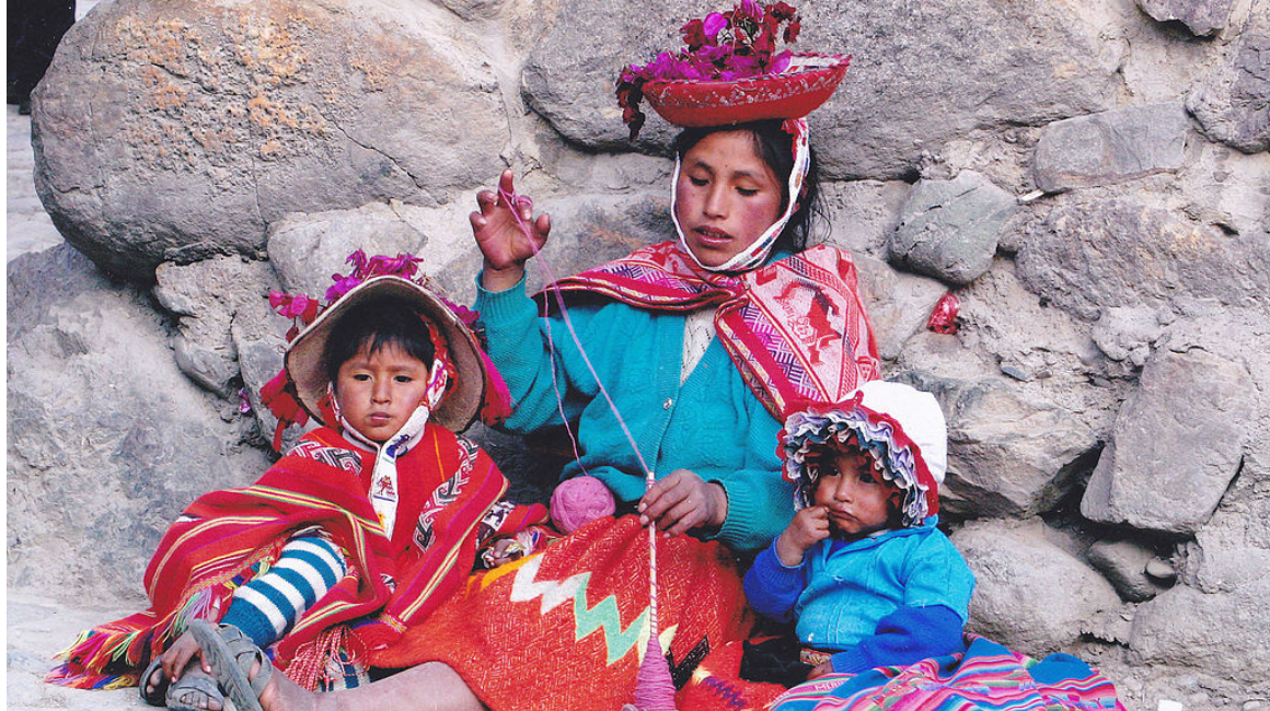 Una mujer quechua, en 2013, junto a sus hijos. El qeuchua es un idioma aceptado por el Traductor de Google desde 2022. 