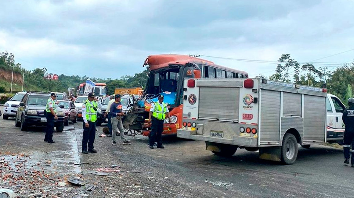 Bus se accidenta en la vía Ventanas - Quevedo; hay varias personas heridas